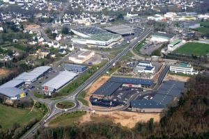 Vue d'avion d'une zone d'activité commerciale à Concarneau, en 2009