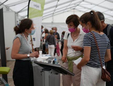 Des visiteurs du Cornouaille gourmand testent de nouveaux produits de La Fabrique des Mamans, avec SenSostat