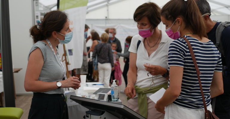 Des visiteurs du Cornouaille gourmand testent de nouveaux produits de La Fabrique des Mamans, avec SenSostat